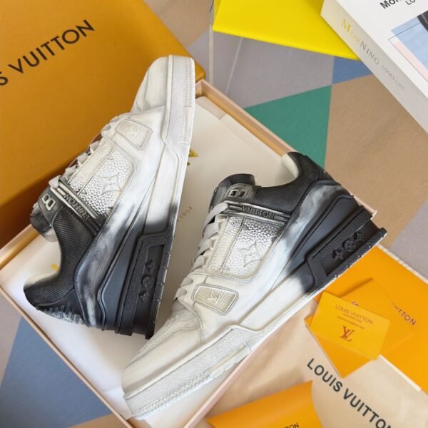 Louis Vuitton Trainer Black to White