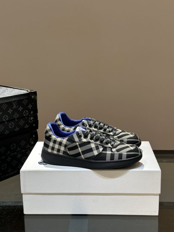 Burberry Vintage Black