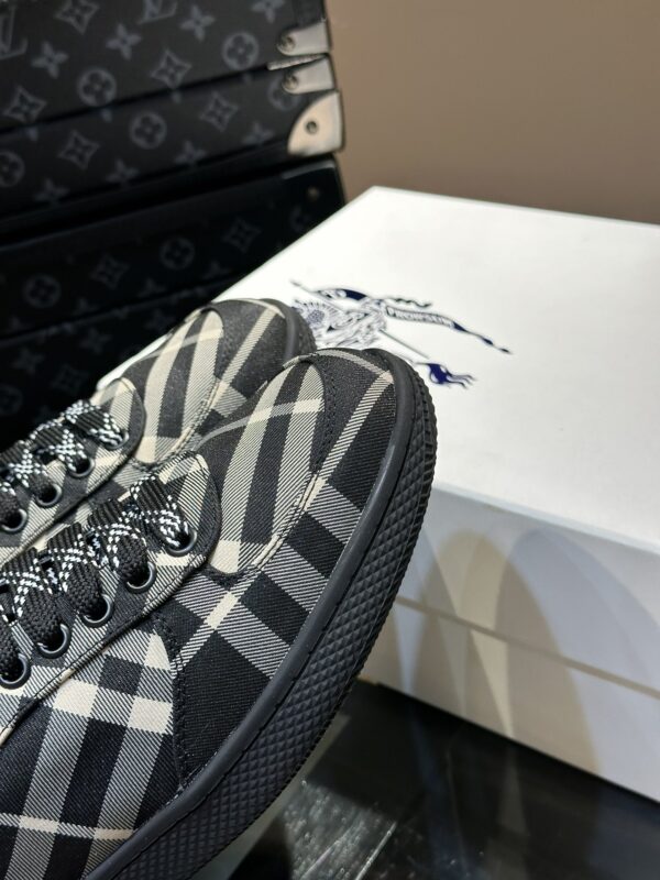 Burberry Vintage Black