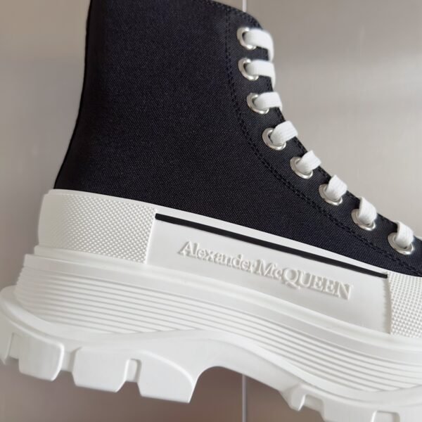 Alexander Mcqueen Lace-up White and Black