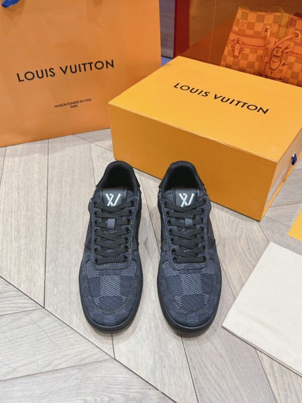 Louis Vuitton Men Black
