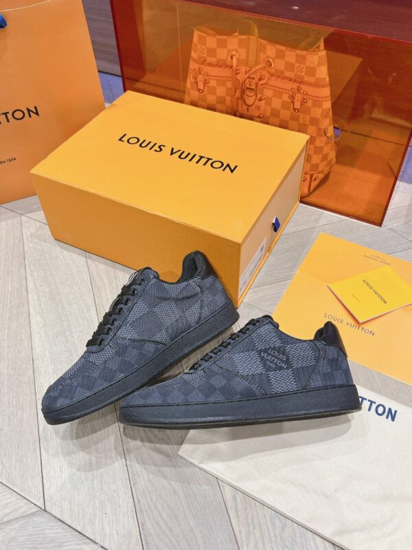 Louis Vuitton Men Black