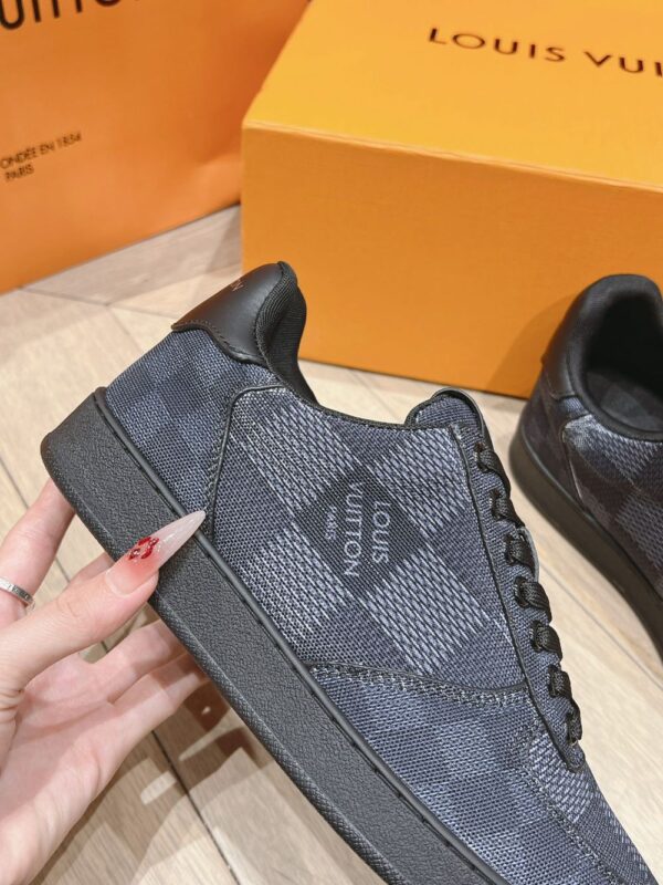 Louis Vuitton Men Black