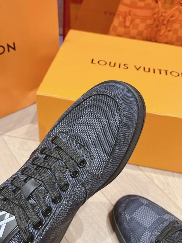 Louis Vuitton Men Black
