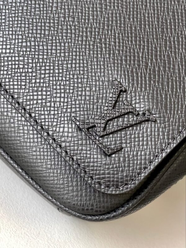 Louis Vuitton Bag  District  M30850