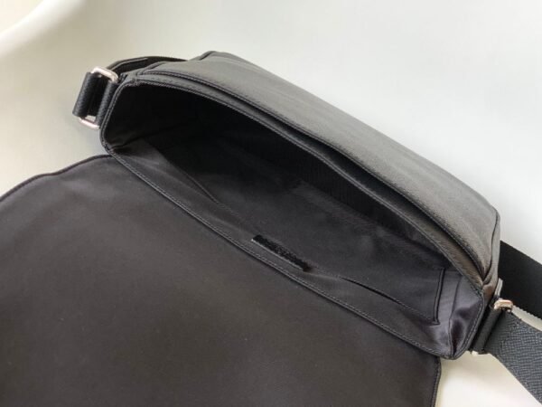 Louis Vuitton Bag  District  M30850