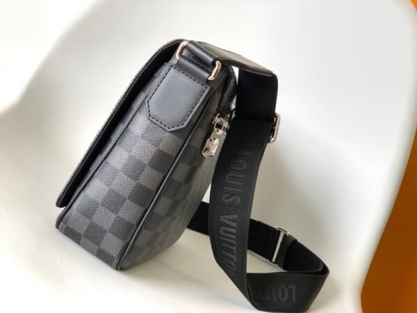 Louis Vuitton Bag  District  M42710