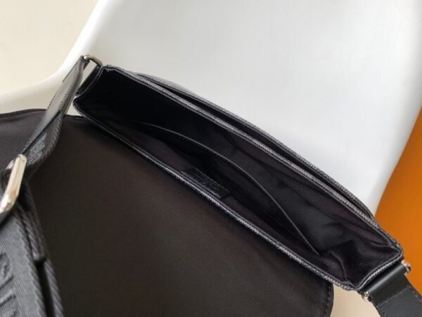 Louis Vuitton Bag  District  M42710