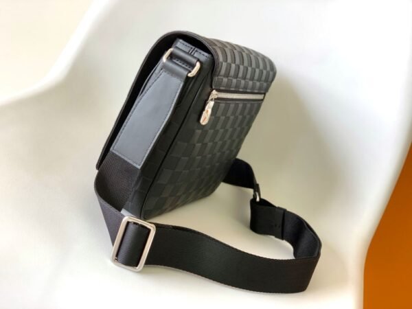 Louis Vuitton Bag District M42711