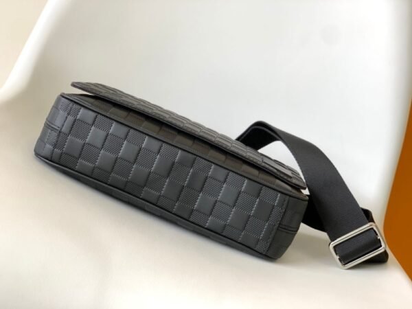 Louis Vuitton Bag District M42711