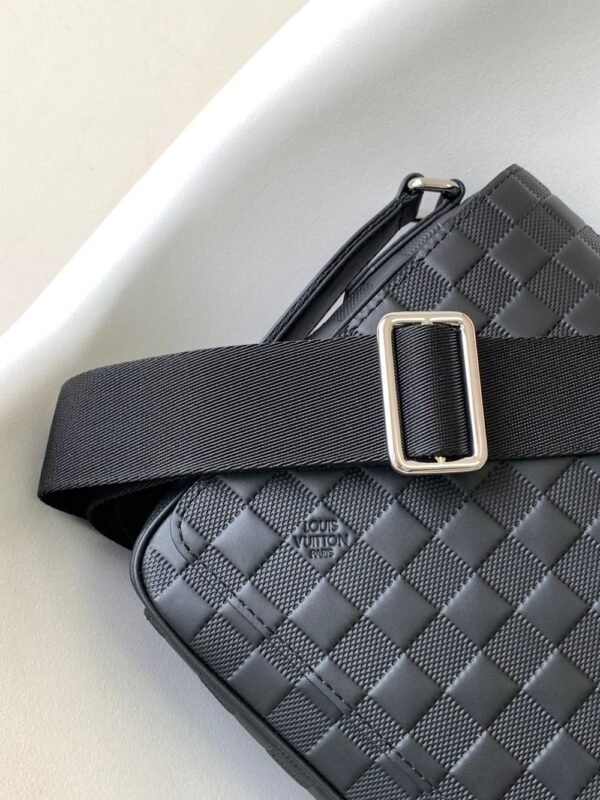 Louis Vuitton Bag District M42711