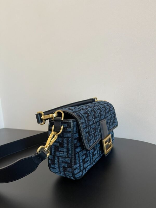 Fendi Bag Baguette FF  19x10x4cm Blue