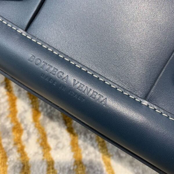 Bottega Veneta  Arco 33 Plain Weave 575943 Blue Lychee Pattern