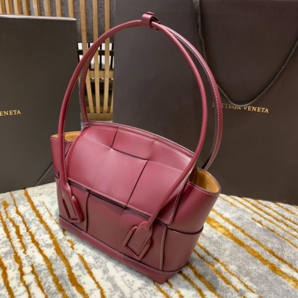 Bottega Veneta Arco 33 Plain Weave 575943 Bordeaux Lychee Pattern
