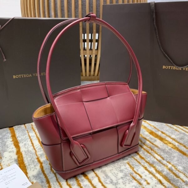 Bottega Veneta Arco 33 Plain Weave 575943 Bordeaux Lychee Pattern