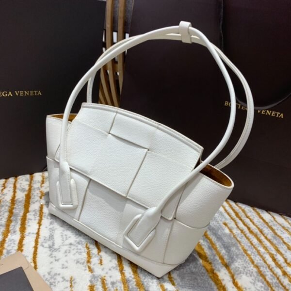 Bottega Veneta Arco 33 Plain Weave 575943 White Lychee Pattern