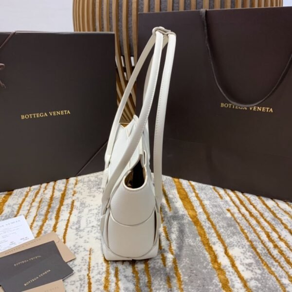 Bottega Veneta Arco 33 Plain Weave 575943 White Lychee Pattern