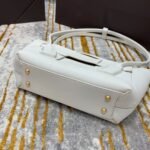 Bottega Veneta Arco 33 Plain Weave 575943 White Lychee Pattern
