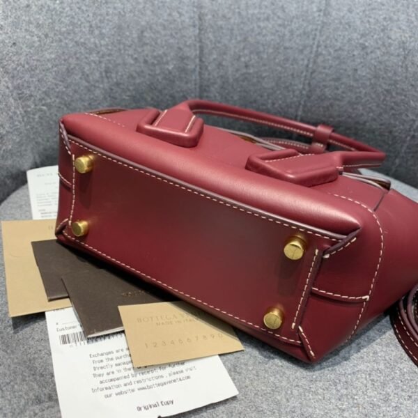 Bottega Veneta  Arco 29 Plain Weave  600606 Wine Red