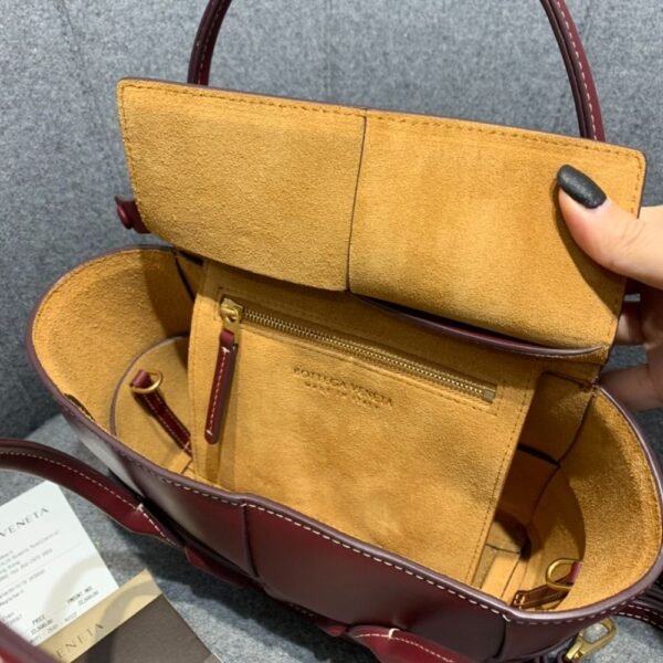 Bottega Veneta  Arco 29 Plain Weave  600606 Wine Red