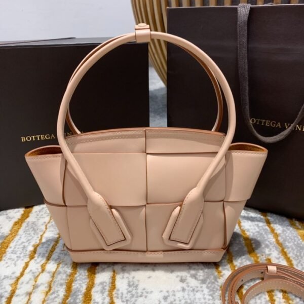 Bottega Veneta  Arco 29 Plain Weave  600606 Apricot