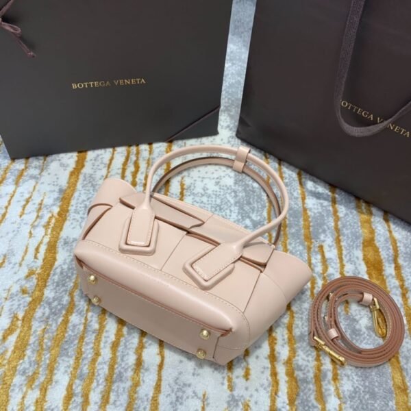 Bottega Veneta  Arco 29 Plain Weave  600606 Apricot