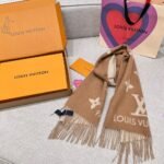 Louis Vuitton Rrykjavik Classic Cashmere Scarf Milk tea color