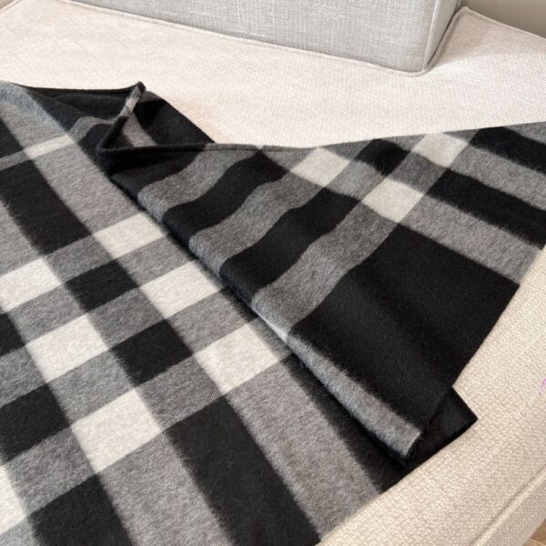 Burberry Cashmere shawl black