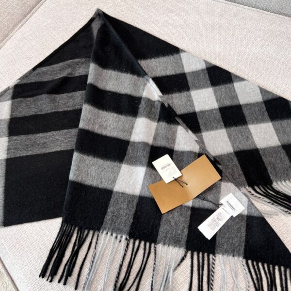 Burberry Cashmere shawl black