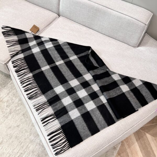 Burberry Cashmere shawl black