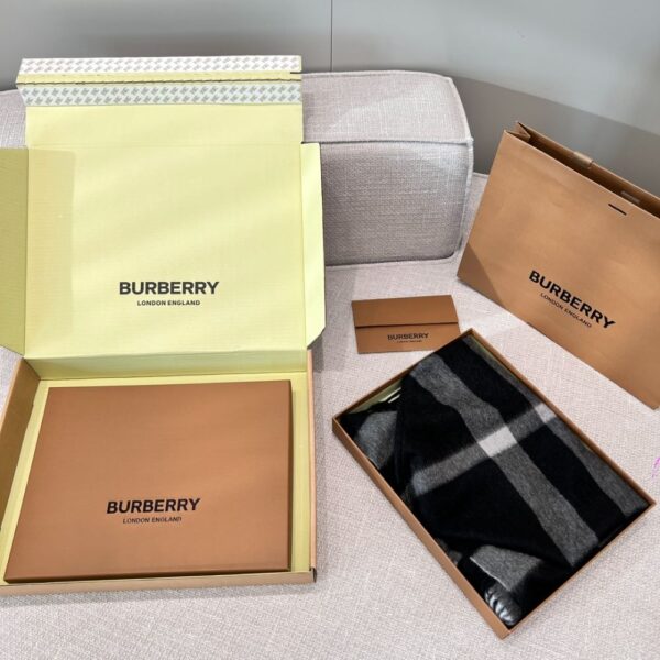 Burberry Cashmere shawl black
